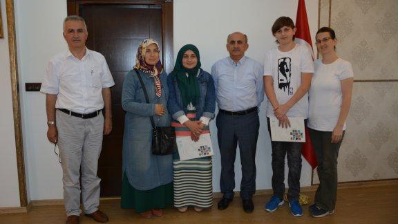 Pakistan-Türkiye Kardeşliği Konulu Kompozisyon Yazma Yarışmasında İlimizde Dereceye Giren Öğrencilere Sertifikaları Milli Eğitim Müdürümüz Hızır AKTAŞ Tarafından Verildi.