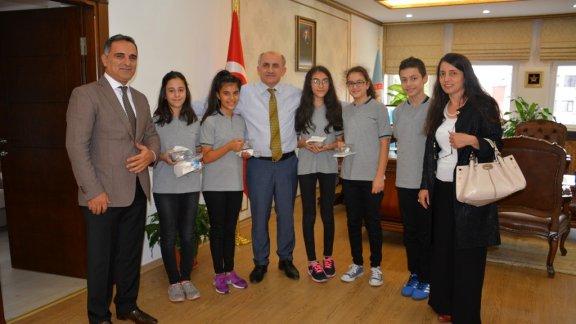 Ortahisar Mehmet Akif Ersoy Ortaokulu Öğrencilerinden Milli Eğitim Müdürümüze Aşure İkramı  