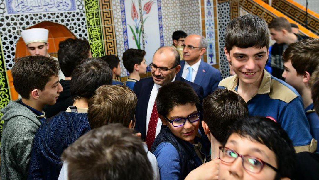 Valimiz Sayın İsmail USTAOĞLU' dan  Mahmut Celaleddin Ökten Anadolu  İmam Hatip Lisesine Ziyaret