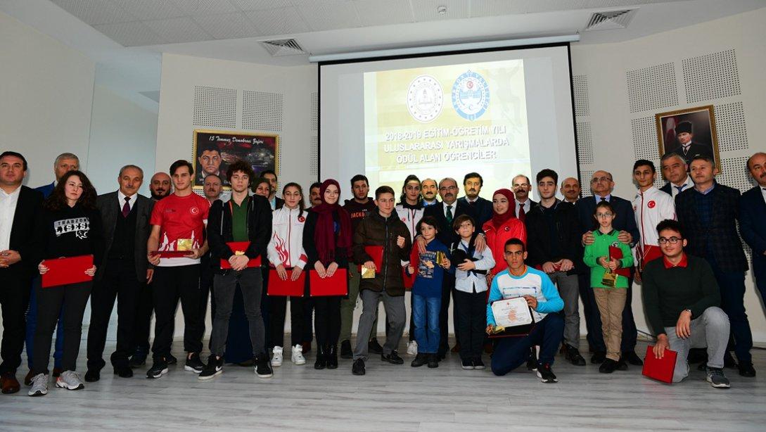 Uluslararası Yarışmalarda Dereceye Giren Öğrenciler Ödüllendirildi