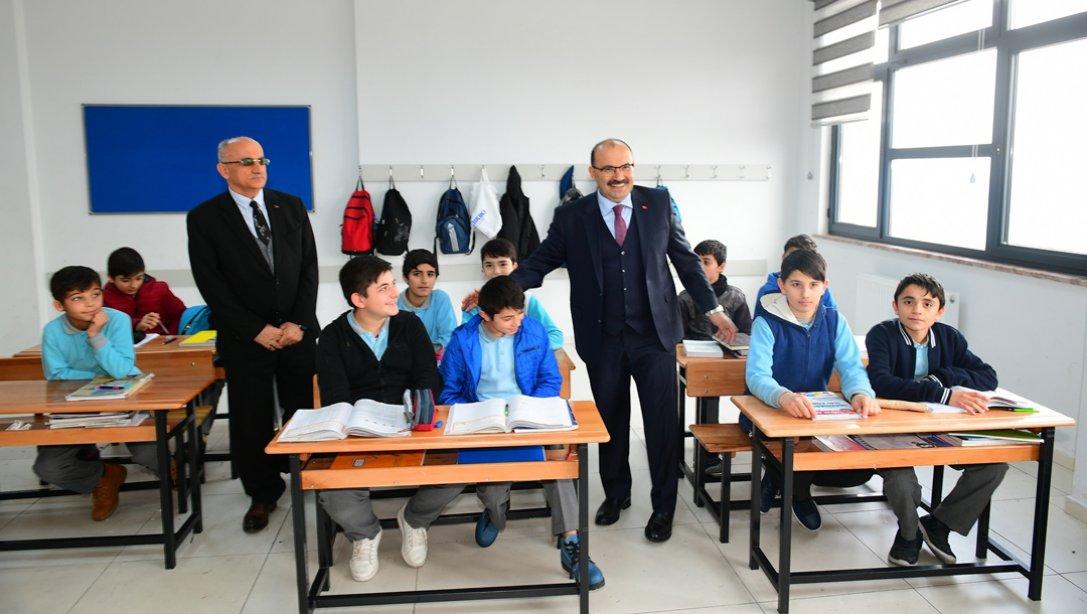 Valimiz Sayın İsmail USTAOĞLU'ndan Yomra Hafız Murat Köseoğlu İmam Hatip Ortaokuluna Ziyaret