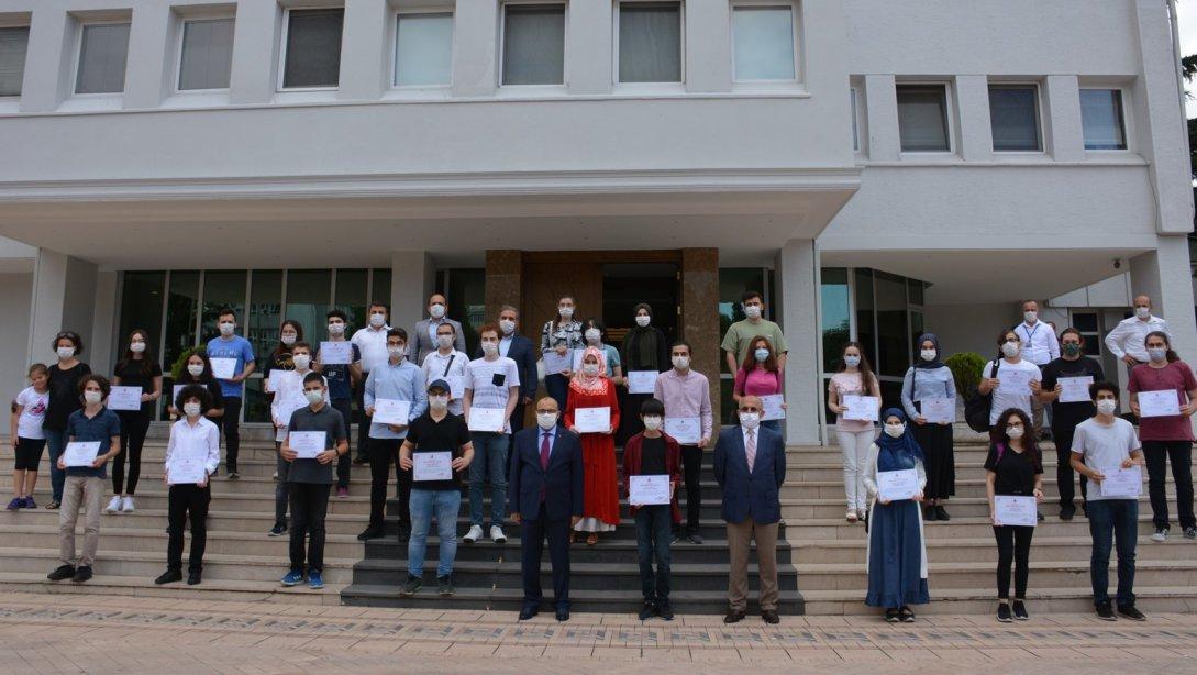 Valimiz Sayın İsmail USTAOĞLU, YKS ve LGS Sınavlarında Türkiye Sıralamasında Dereceye Giren Öğrencilerimize Ödüllerini Takdim Etti