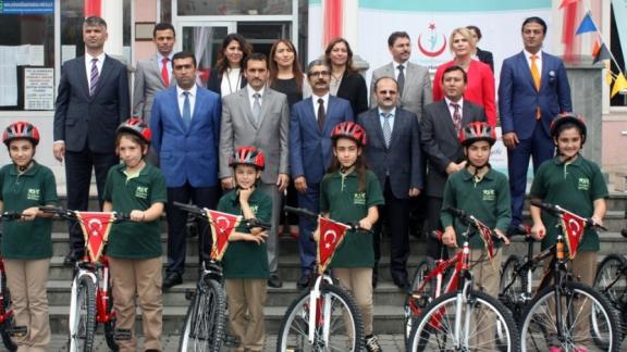 Yol-İş Sendikası Ortaokulunda Bisiklet Dağıtım Töreni Düzenlendi.