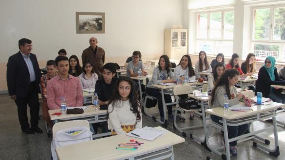 Valimiz Sayın Abdil Celil ÖZ, Destekleme ve Yetiştirme Kursları Düzenlenen Okullarımızı Ziyaret Etti.