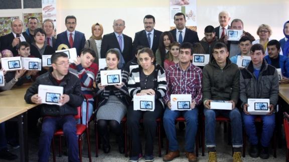Karadeniz Özel Eğitim Mesleki Eğitim Merkezinde Tablet Dağıtım Töreni Düzenlendi.