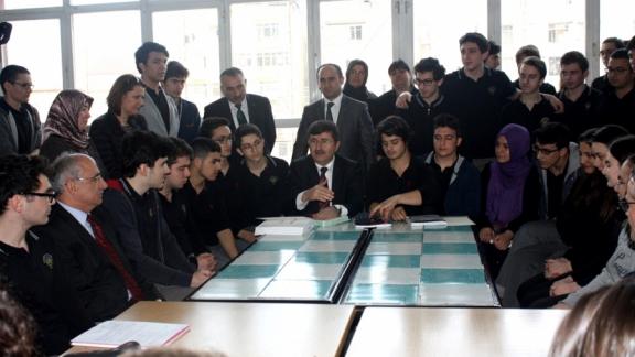 Trabzon Valisi Sayın Abdil Celil ÖZ Trabzon Fen Lisesinde YGS Sınavında Başarı Sağlamış Öğrencilerle Öğle Yemeğinde Bir Araya Geldi ve Sohbet Etti. 