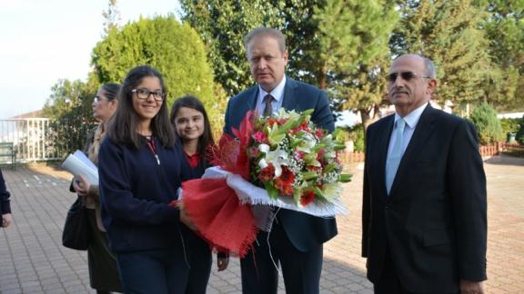 Valimiz Sayın Yücel YAVUZ Öğretmenler Günü Münasebetiyle Trabzon Sosyal Bilimler Lisesini Ziyaret Etti.