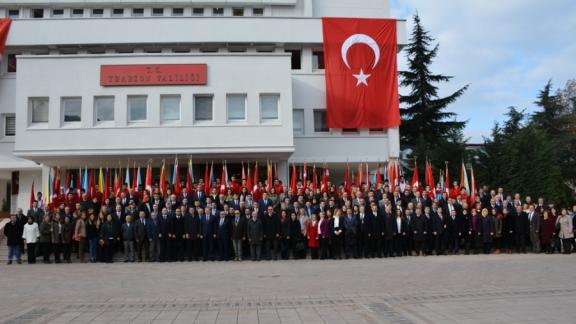 Valimiz Sayın Yücel YAVUZ 24 Kasım Öğretmenler Günü Münasebetiyle Atatürk Anıtına Çelenk Sunma Törenine Katıldı.
