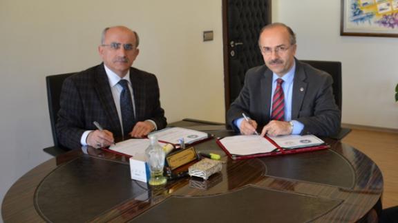 Müdürlüğümüz ile KTÜ İlahiyat Fakültesi Arasında "Eğitimde İşbirliği Protokolü" İmzalandı.