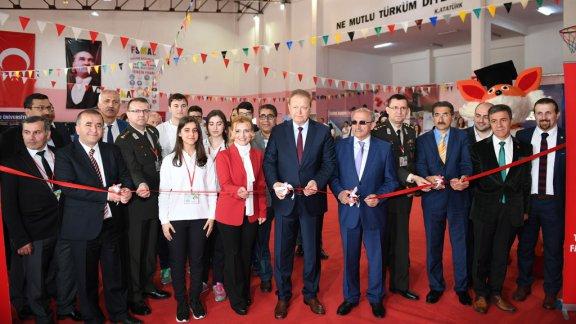 Valimiz Yücel YAVUZ,  Fatih Sultan Mehmet Anadolu Lisesinde, Tercih Fuarı-2017nin Açılışını Gerçekleştirerek Stantları Ziyaret Etti.
