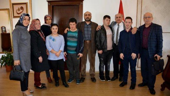 Trabzon Down Sendromu Derneği Yönetim Kurulu Başkanı Ensar ÖZTÜRK ve Bir Grup Öğrenci Milli Eğitim Müdürümüz Hızır AKTAŞ´ı Ziyaret Ettiler.