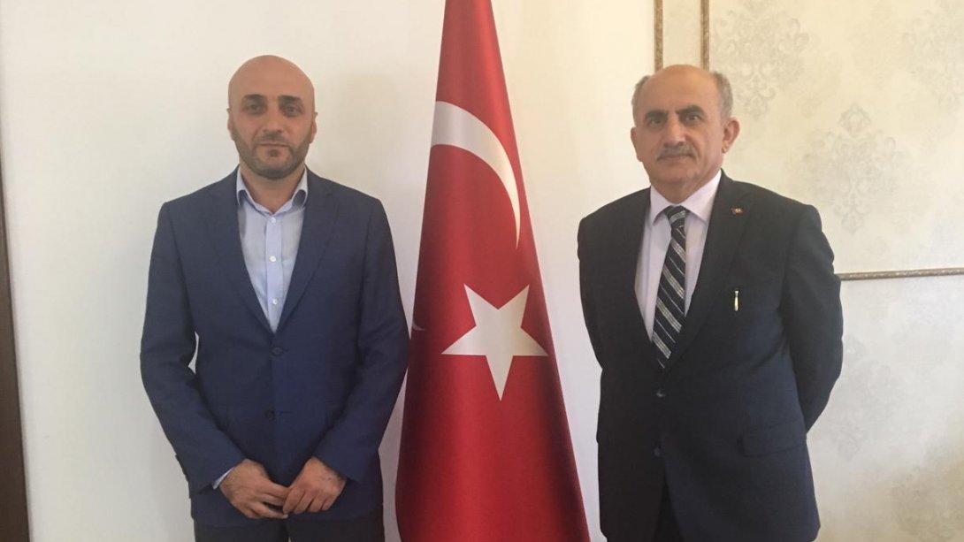 Karadeniz Uluslararası Öğrenci Derneği Başkanı Ömer SALİMOĞLU, Milli Eğitim Müdürümüz Hızır AKTAŞ´ı Ziyaret Etti.