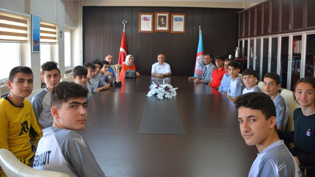 Türkiye Şampiyonu Olan Akçaabat Cumhuriyet Ortaokulu Futsal Takımı'ndan Müdürümüz Hızır AKTAŞ'a Ziyaret