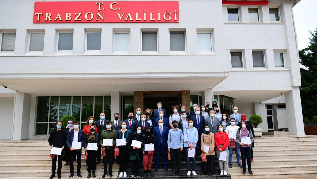 Valimiz Sayın İsmail USTAOĞLU, Yüksek Öğretim Kurumları Sınavında Türkiye Sıralamasında Dereceye Giren Öğrencilerimize Ödüllerini Takdim Etti
