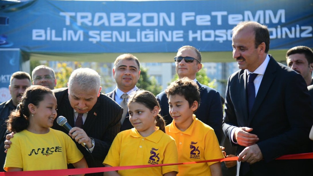 Sayın Valimiz Aziz YILDIRIM ve Müdürümüz Hasan UYGUN, Trabzon FeTeMM Bilim Şenliği'nde öğrencilerimizle bir araya geldiler.