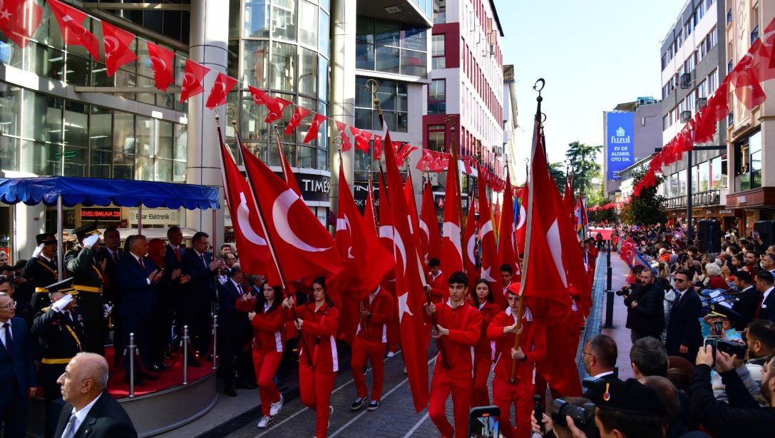 29 EKİM CUMHURİYET BAYRAMI'NIN 101. YIL DÖNÜMÜ TRABZON'DA BÜYÜK BİR COŞKUYLA KUTLANDI