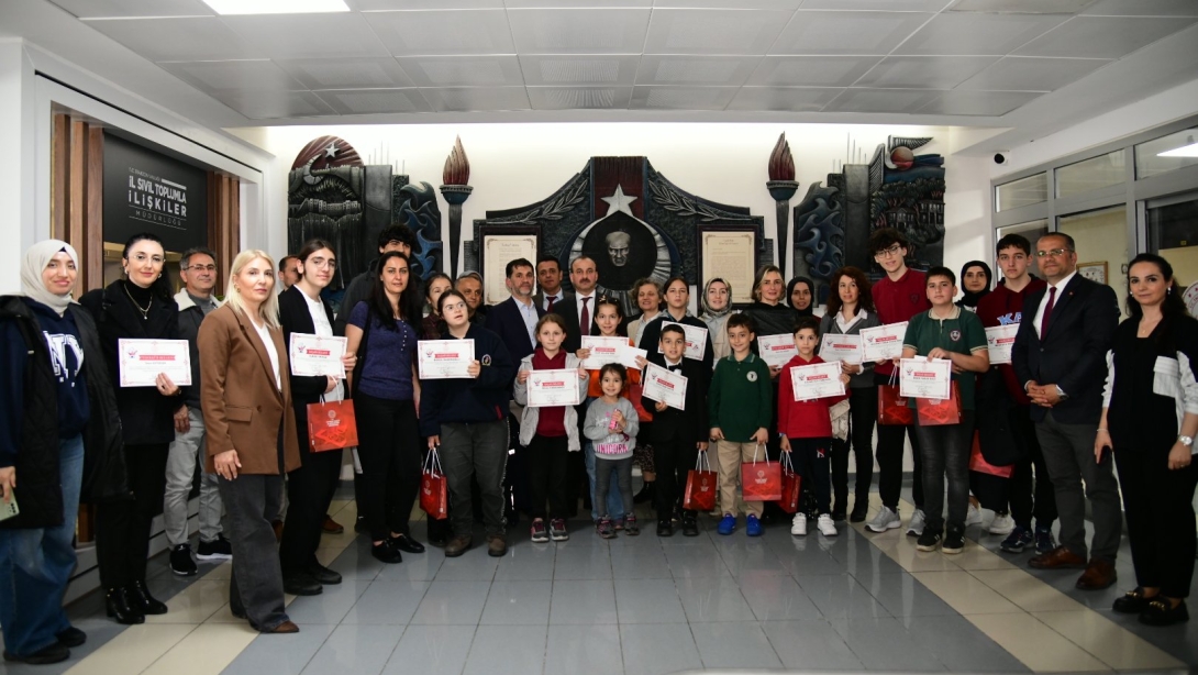 İL MİLLÎ EĞİTİM MÜDÜRÜMÜZ HASAN UYGUN, ADIM ZEKÂ İŞİM OYUN PROJESİNDE DERECEYE GİREN ÖĞRENCİLERİMİZE ÖDÜLLERİNİ TAKDİM ETTİ