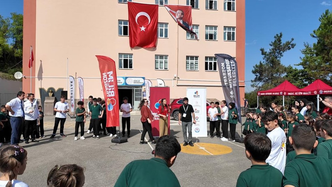 TÜBİTAK 4009 KAPSAMINDA KÖY OKULLARINA YÖNELİK BİLİM ETKİNLİKLERİ GERÇEKLEŞTİRİLDİ