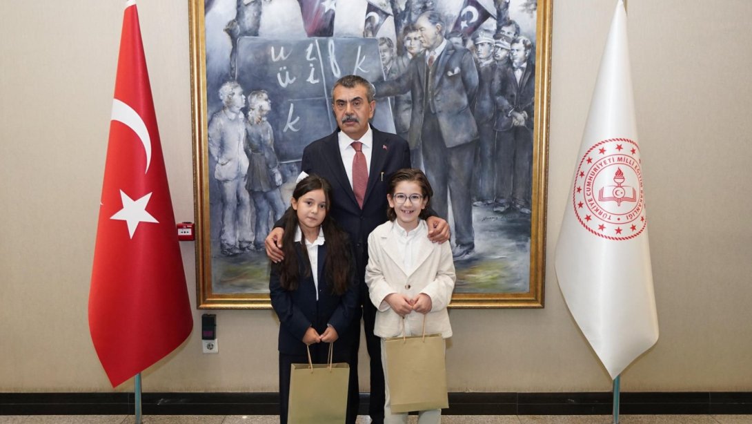 CUMHURBAŞKANI ERDOĞAN İLE ŞARKI SÖYLEYEN MİNİK MÜZİSYENLERDEN BAKAN TEKİN'E ZİYARET